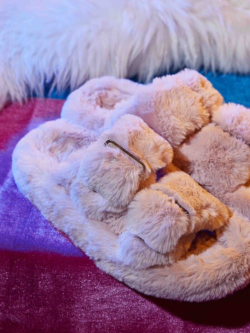 https://www.minfot.se/pub_docs/files/Julklappstipstilltonåring/julklappstips-till-tonaring-fluffiga-tofflor-1.jpg