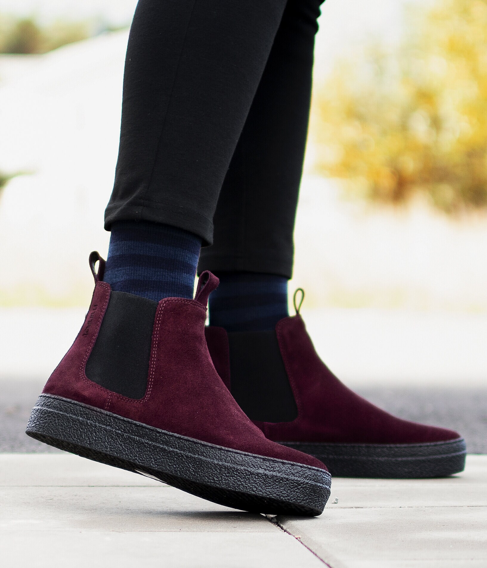 https://www.minfot.se/pub_docs/files/Vadsymbolenjordglobbetyderföross/Minfot-Chelsea-Boots-Visby-Mocka-Bordeaux-miljo-3-edit-hostfarg.jpg