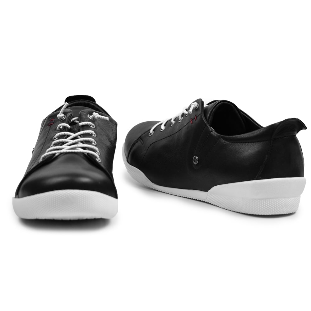 Charlotte-skor-elastisk-snörning-svart-läder.jpg