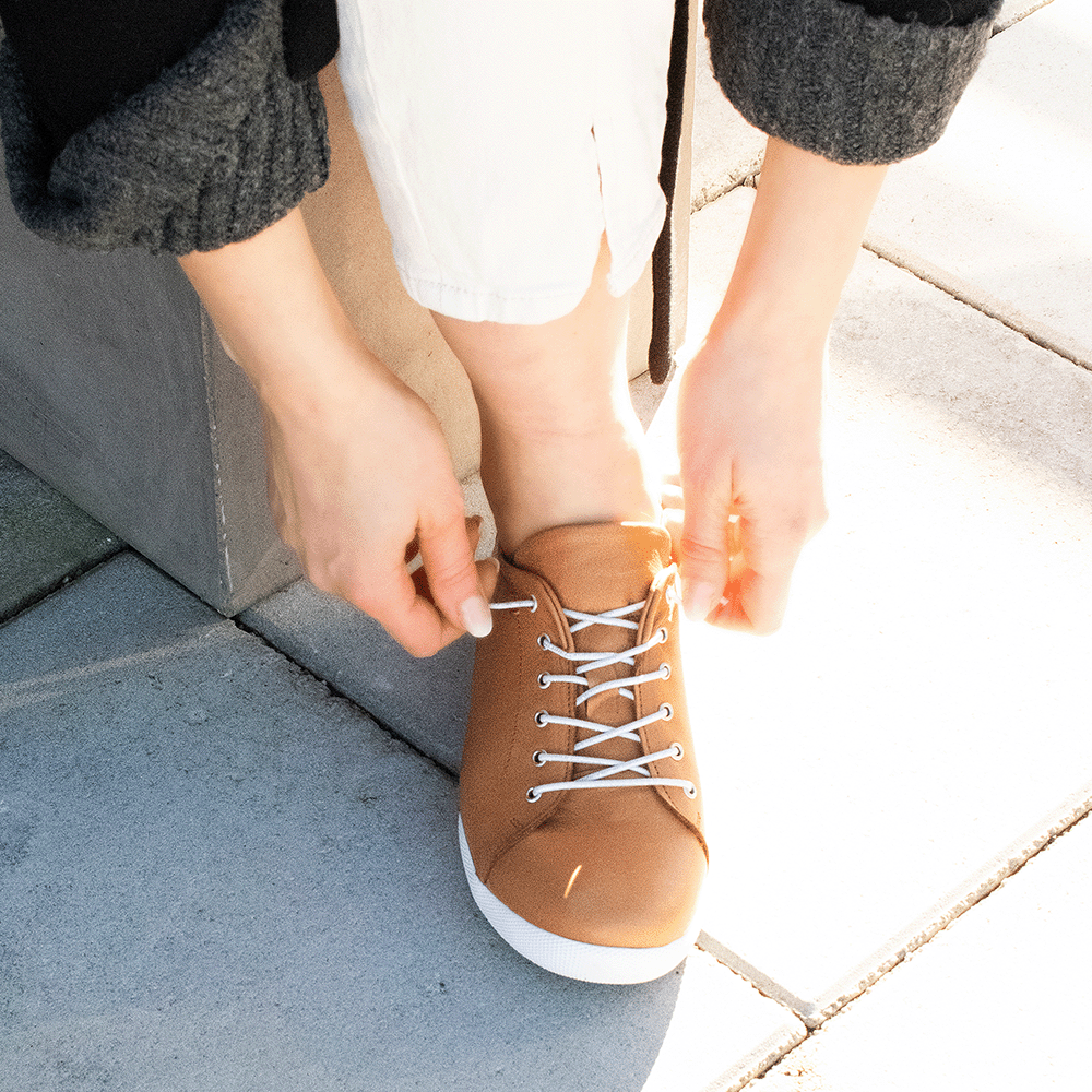 Charlotte-sneakers-Lace-Cognac-flexibel-snörning.gif