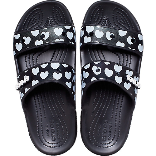 Crocs-sandaler-med-hjärtan-svartvit.jpg