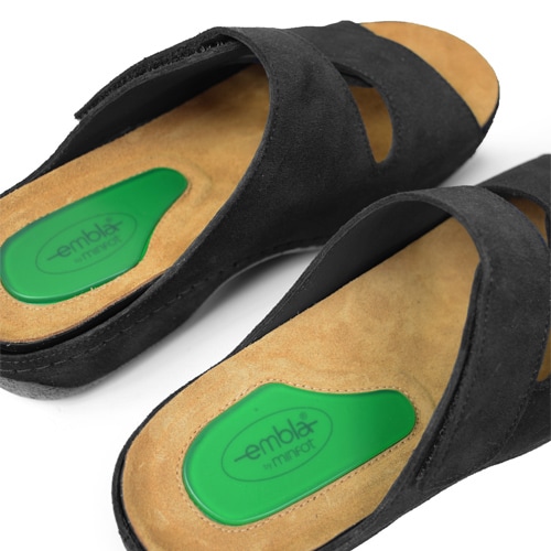 Embla-by-minfot-sandaler-gelkudde-svart.jpg