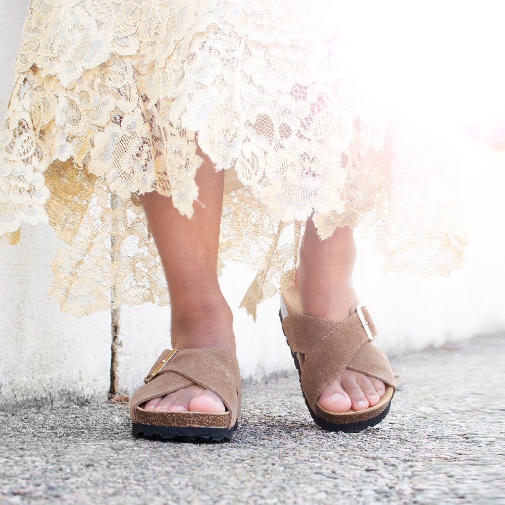 Minfot-Lily-Suede-Latte-sommarsandal.jpg