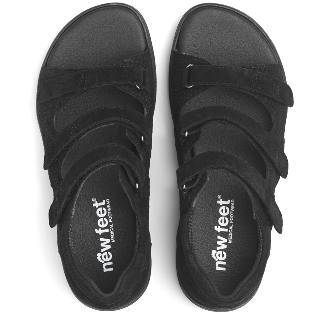 Newfeet-breda-sandaler-svullna-fötter-svart-mocka.jpg