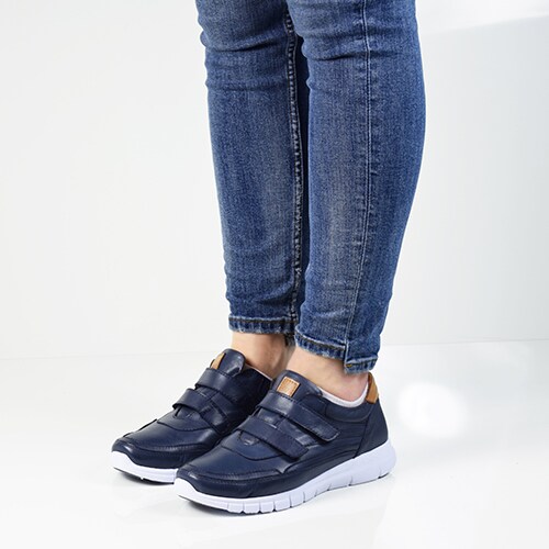 bekväma-dam-sneakers-charlotte-of-sweden-navy-kardborre.jpg