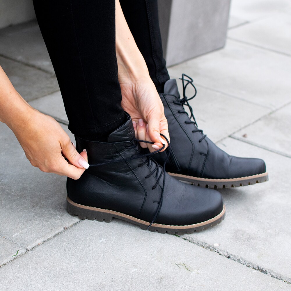 bekväma-skor-Charlotte-of-Sweden-Boots-Oak-Black.jpg