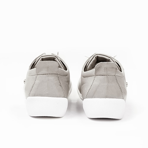charlotte-of-sweden-sneakers-gråa-nova.jpg