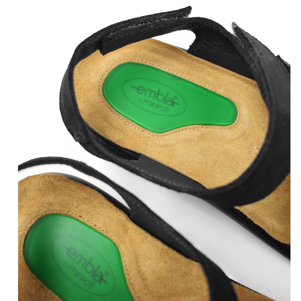 embla-by-minfot-gel-här-smärta-svart-sandal.jpg