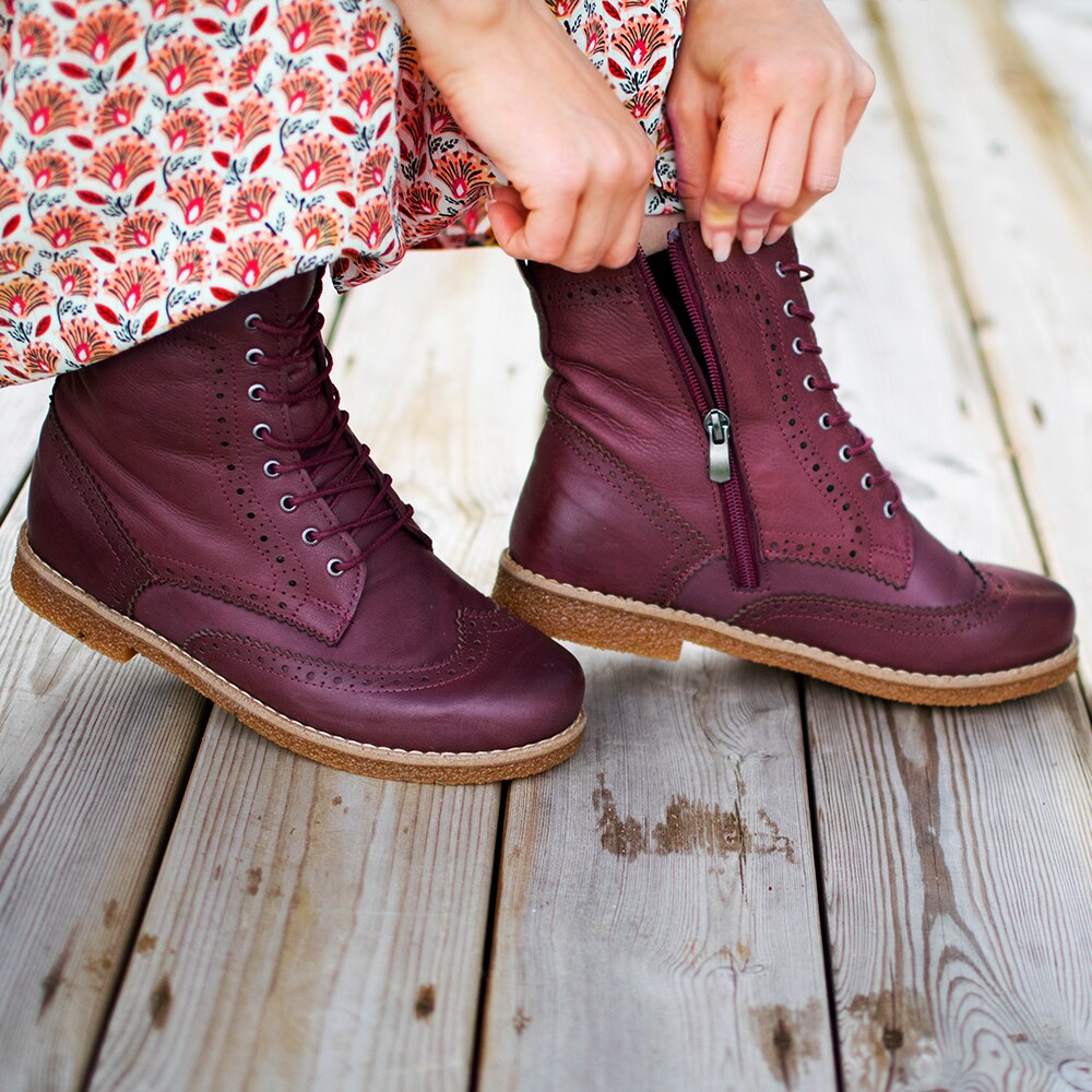 fotriktiga-skor-Charlotte-boots-brogue-burgundy.jpg