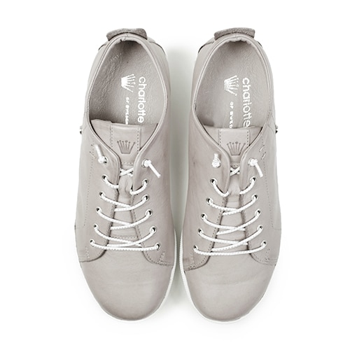 fotriktiga-sneakers-dam-charlotte-of-sweden-silver-grey.jpg