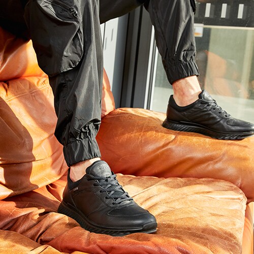 fotriktiga-sneakers-herr-ecco-black.jpg