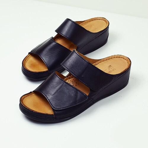 fotriktiga-svarta-sandaler-charlotte-mary.jpg