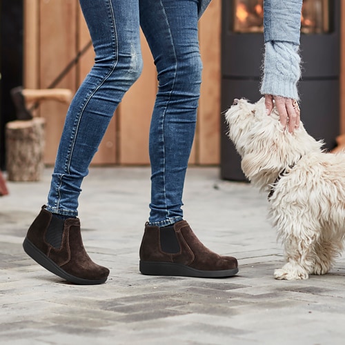 Comfortable chelsea shop boots for walking