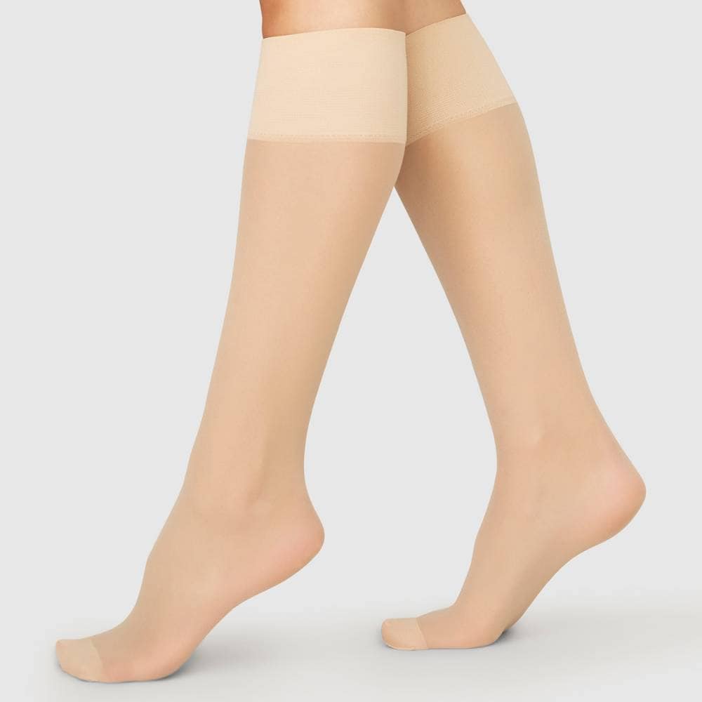 nylonstrumpor-knä-elin-beige-swedish-stockings.jpg