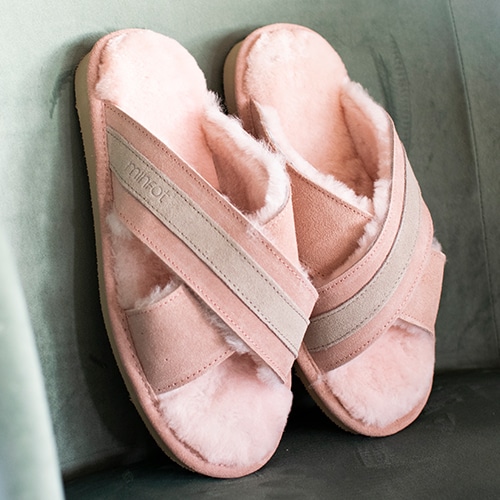 rosa-slip-in-fårskinnstofflor-minfot-cross.jpg