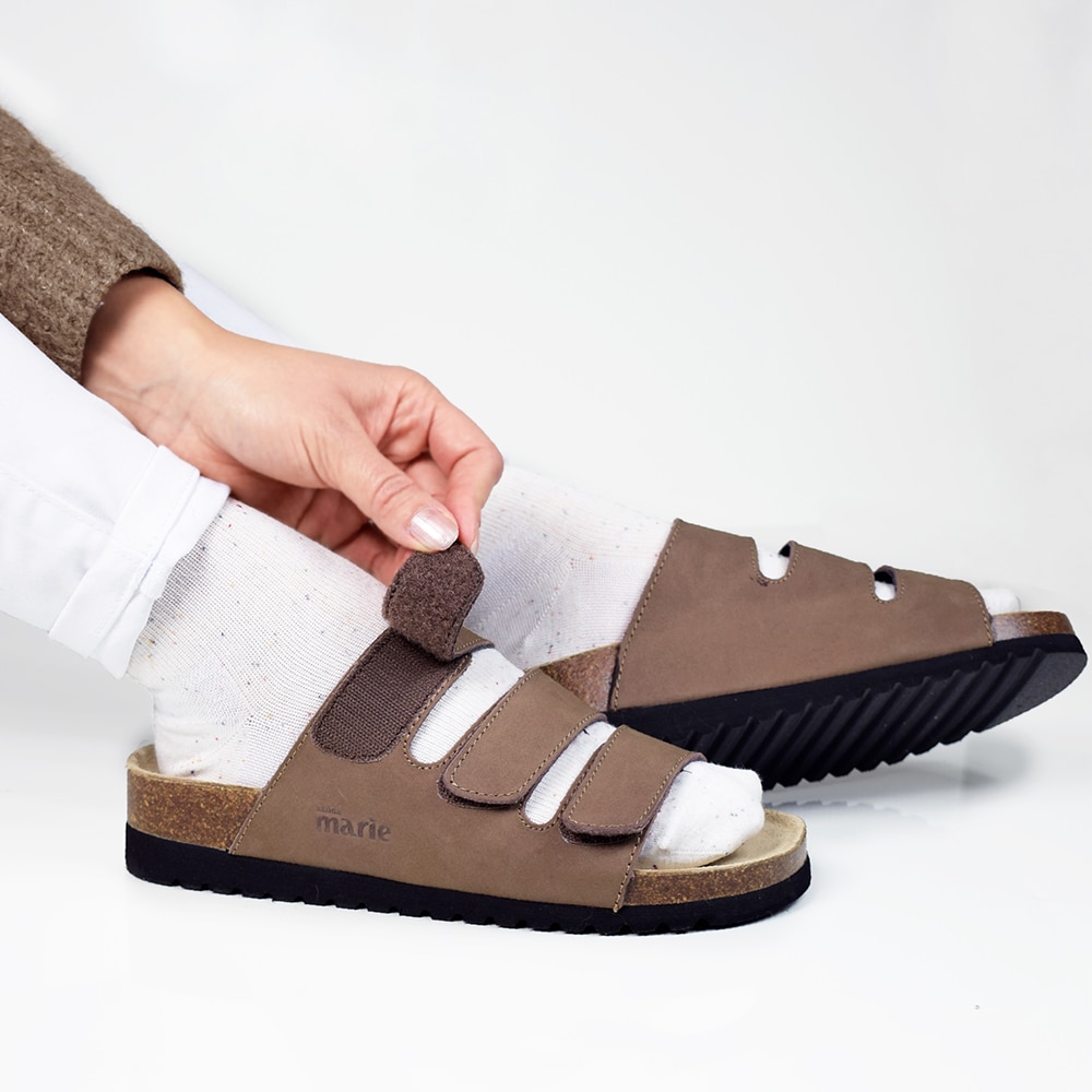 sandaler-med-kardborre-Sköna-Marie-Chest-Brun.jpg