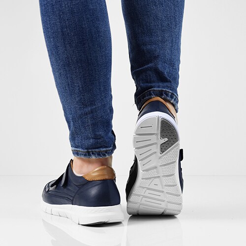 stötdämpande-sneakers-navy-med-kardborre-charlotte-april.jpg