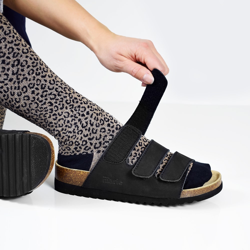 tre-remmar-sandal-Sköna-Marie-Chest-Black.jpg