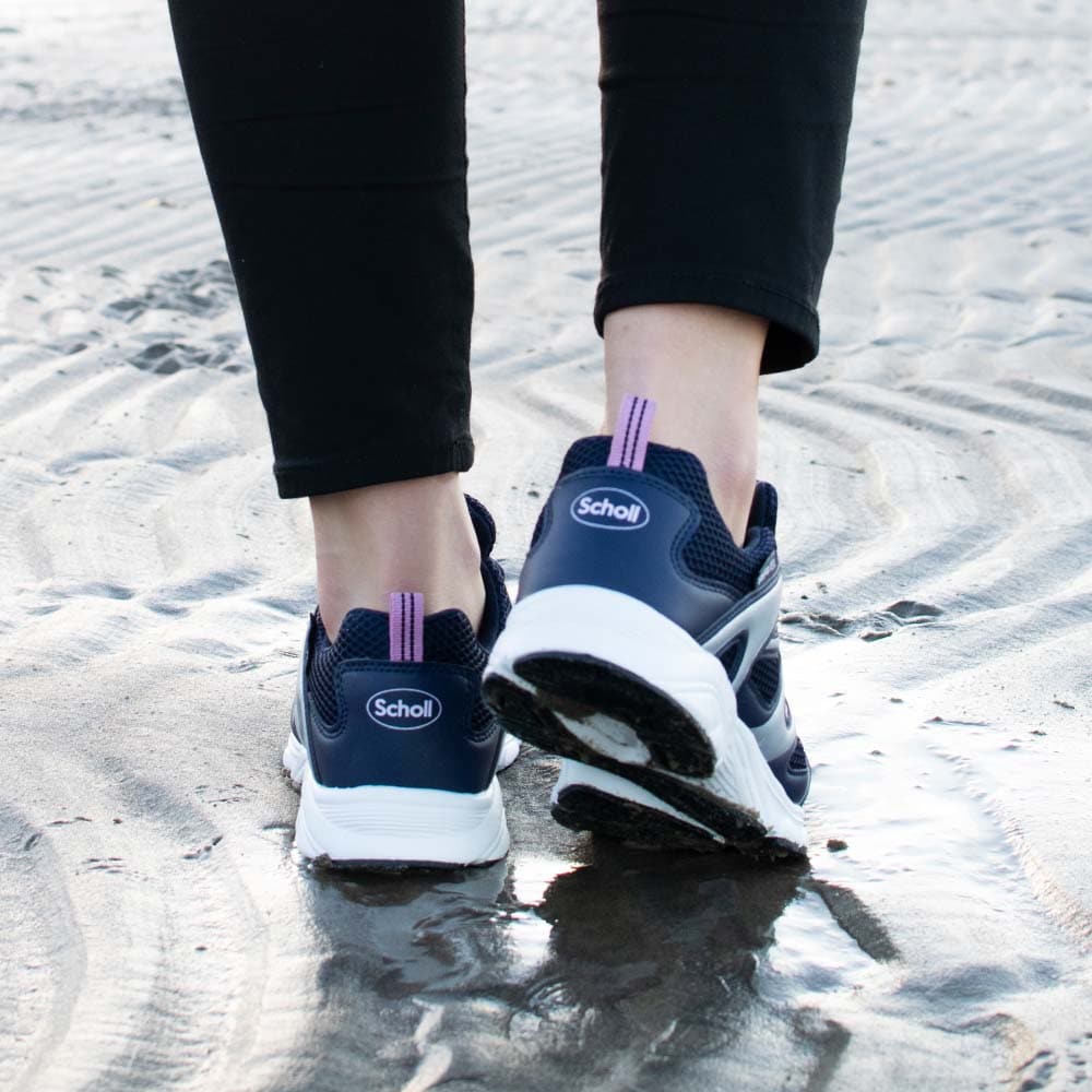 vattentät-sneakers-dam-scholl-selfoss-navy-pink-promenad.jpg